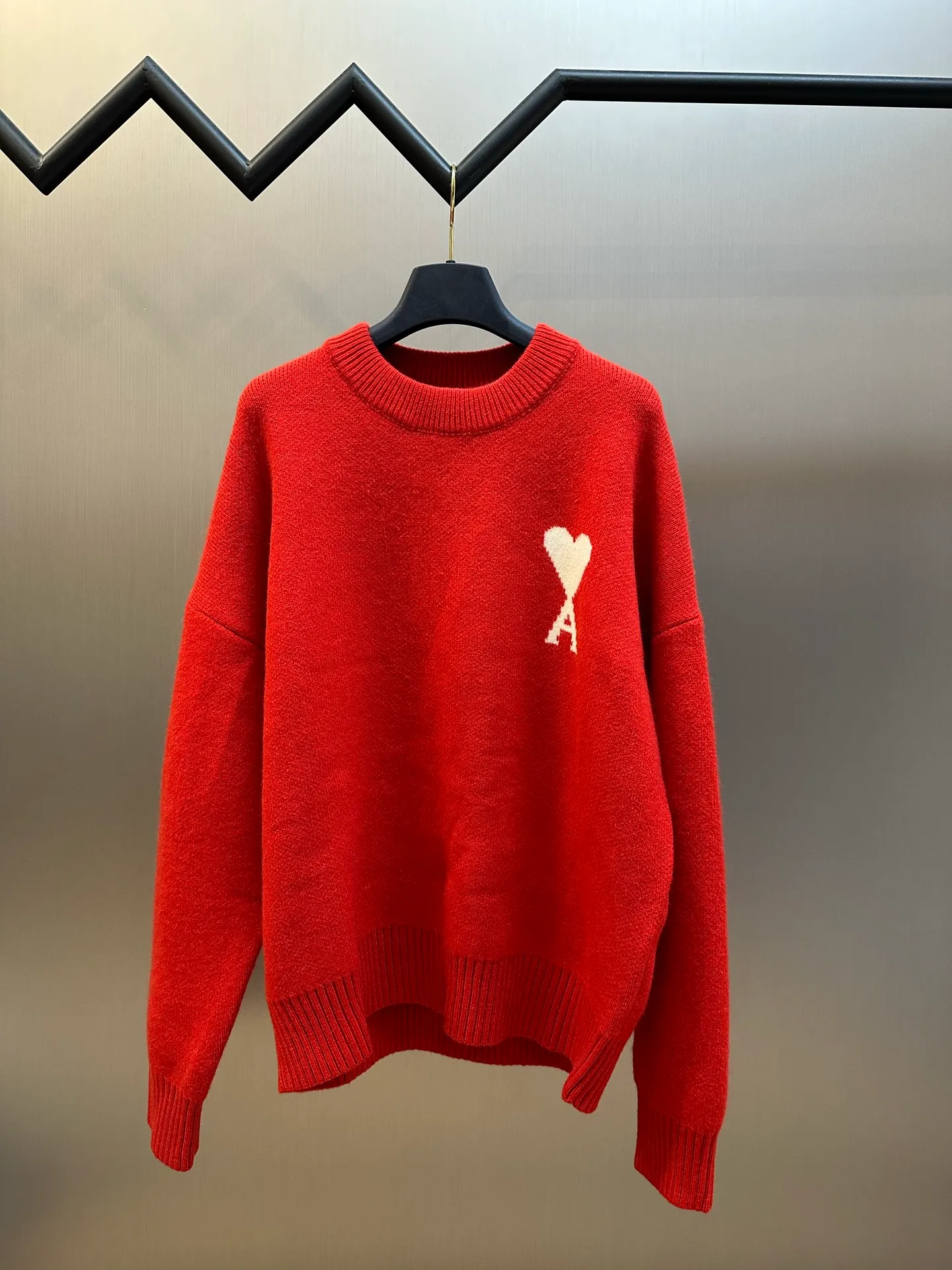 Ami Paris love jacquard crew neck sweater is made of custom-woven and dyed luxurious merino wool. A contrasting love heart appears on the chest, making it highly recognizable. The elegance and spontaneity of French fashion are the ultimate simplification of color. It is made of jacquard tissue imported from Germany, and the arrangement and interweaving of yarns are precisely controlled. The Ami love jacquard artistic pattern is carefully interwoven on the loom, making the fabric more vivid and three-dimensional. The garment washing water is softened and deodorized using professional washing equipment and specific detergents to deeply clean and deodorize the clothes, improving the feel and appearance of the clothes size: s m l xl